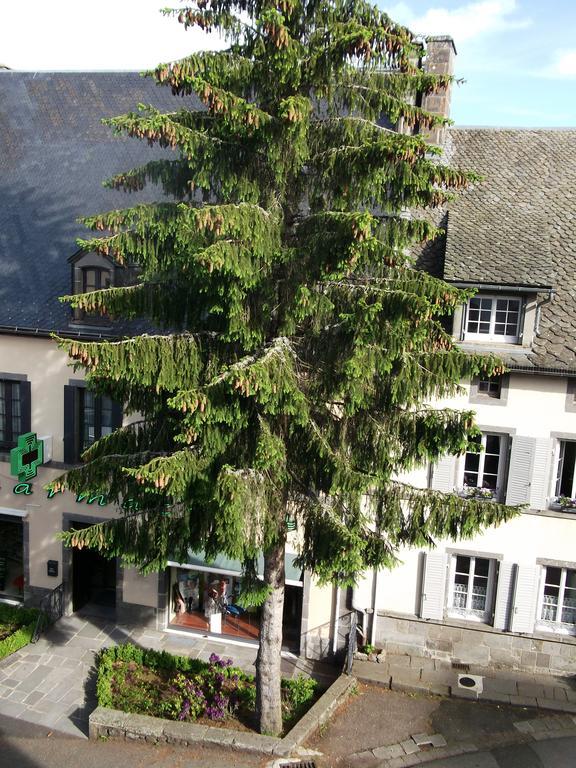 Hotel Restaurant La Reine Margot La Tour-dʼAuvergne Eksteriør billede